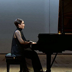 Играет Анна Цыбулёва. Фото с официальной видеозаписи концерта