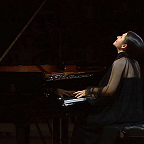 Играет Анна Цыбулёва. Фото с официальной видеозаписи концерта 