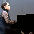 Играет Анна Цыбулёва. Фото с официальной видеозаписи концерта