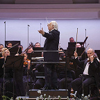 Дирижирует Юрий Симонов. Фото предоставлено пресс-службой Московской филармонии