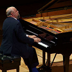 Играет Александр Гиндин. Фото с официальной видеозаписи концерта