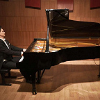 Играет Даниил Харитонов. Фото с официальной видеозаписи концерта