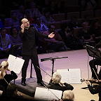 Дирижирует Александр Соловьев. Фото предоставлено пресс-службой МКЗ «Зарядье»