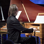 Сергей Каспров играет на хаммерклавире. Фото предоставлено пресс-службой МКЗ «Зарядье»