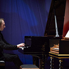 Сергей Каспров играет на Стейнвее. Фото предоставлено пресс-службой МКЗ «Зарядье»