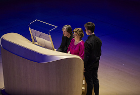 ПАРЯЩИЕ НОТЫ И СООБЩАЮЩИЕСЯ ВСЕЛЕННЫЕ