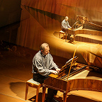 Играет Юрий Мартынов. Фото предоставлено пресс-службой МКЗ «Зарядье»