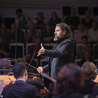 Дирижирует Дмитрий Юровский. Фото предоставлено пресс-службой Московской филармонии