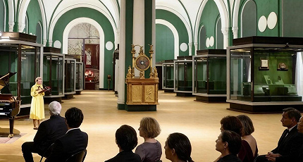 РОССИЙСКИМ ИМПЕРАТОРАМ И ФАБЕРЖЕ ПОСВЯЩАЕТСЯ