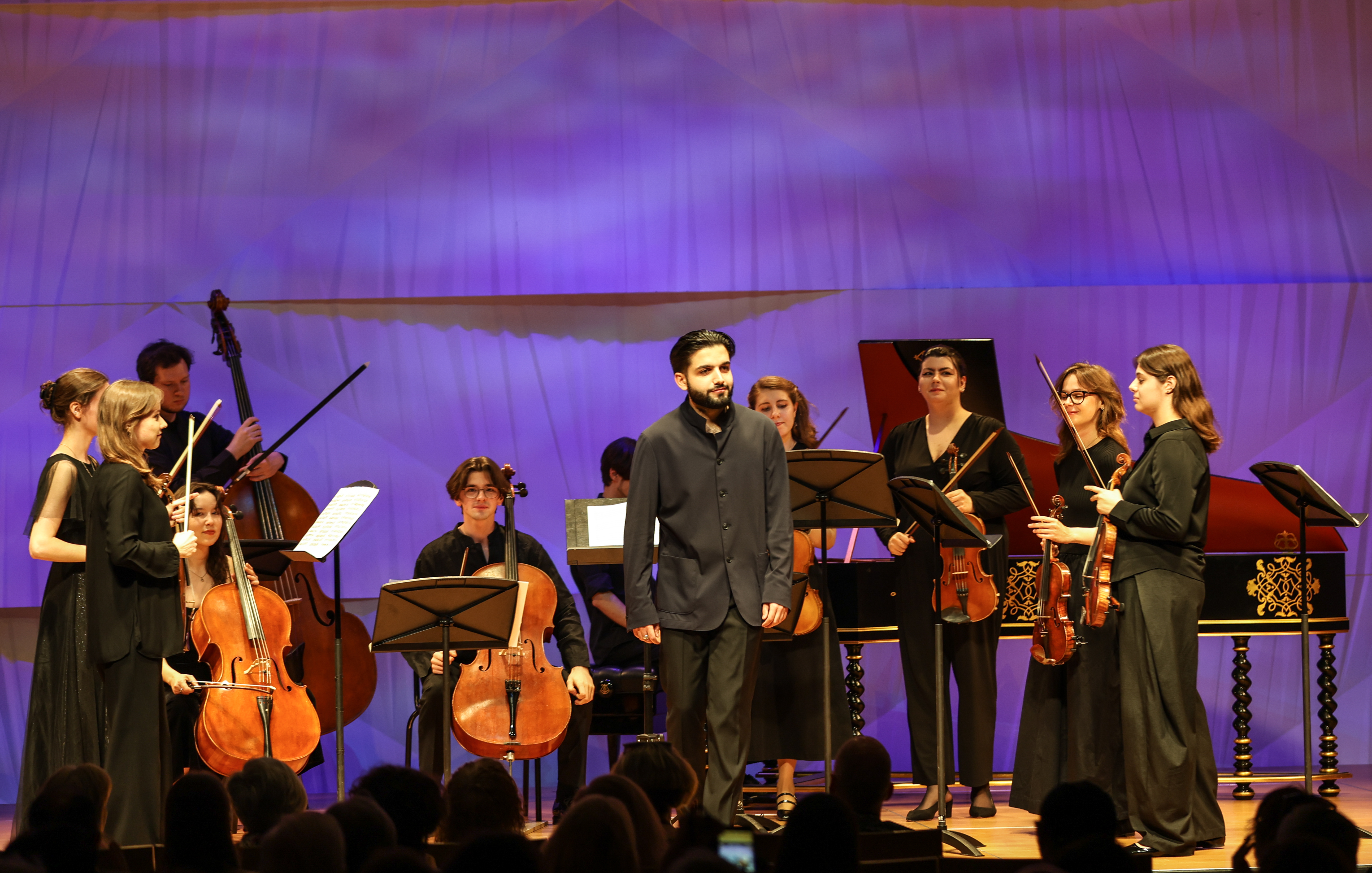 Эрнест Алавердян и Camerata Komitas. Фото предоставлено пресс-службой МКЗ «Зарядье»