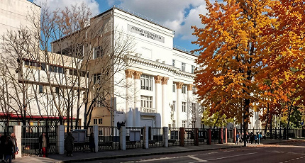 НА ВОДАХ ТИШИНЫ ПОД ГРОХОТ ЭПОХ