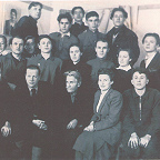 Студенты и преподаватели Костромского художественного училища. Кон. 1940-х - нач. 1950-х. Второй слева в нижнем ряду - М.С. Колесов, третий - Н.П. Шлеин, ч