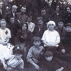 Н.П. Шлеин (в центре) с учащимися частной студии. Середина 1920-х. Стоит второй слева - заслуженный деятель искусств РСФР М.С. Колесов